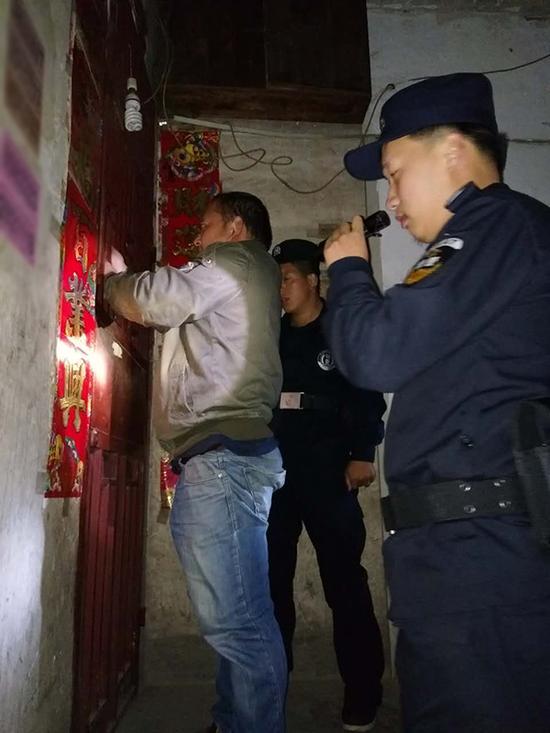 达州粗心妈妈误将幼女锁家中 